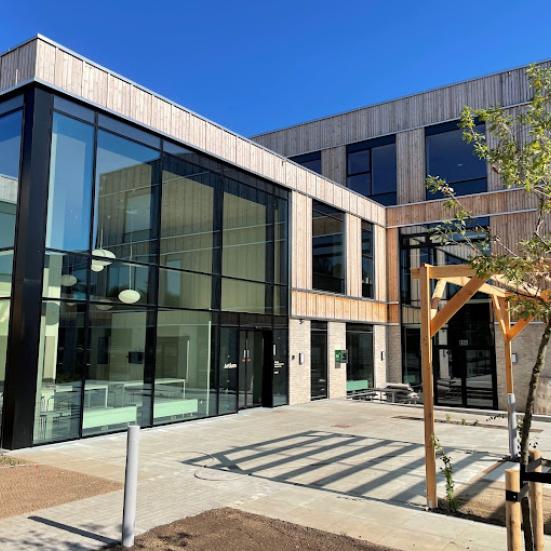 billede af indgangen til Brande Bibliotek