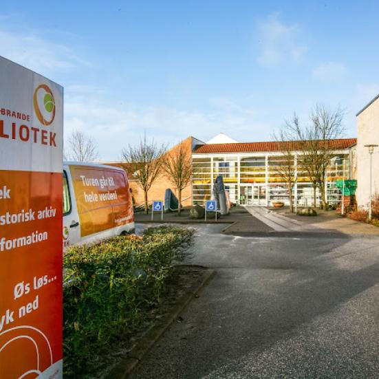 billede af indgangen til Ikast Bibliotek