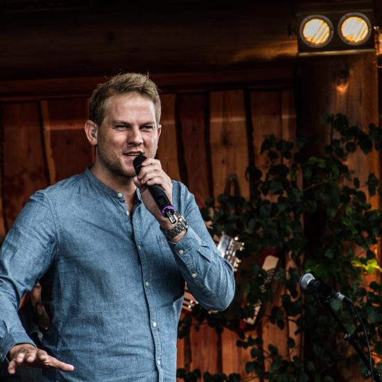 billede af syngende mand med mikrofon