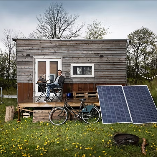 billede af et tiny house på en græsmark