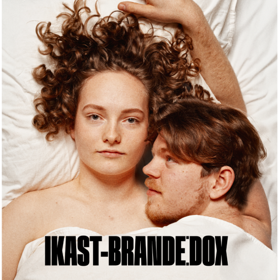 billede af en mand og en kvinde i en seng