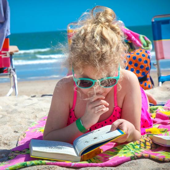 sommer pige læse på strand