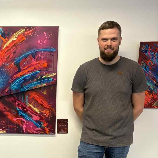 billede af kunstner Kenneth Trølund Carls ved siden af et af sine værker 