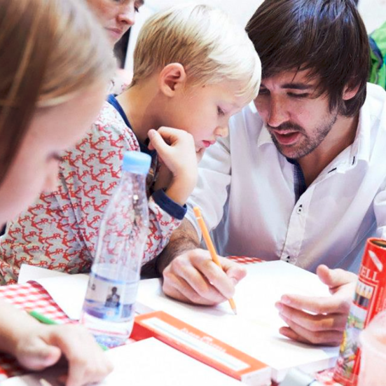 billede af børn der lærer at tegne