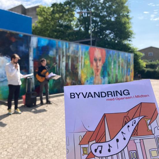 Billedet viser en byvandring i Brande med Operaen i Midten.