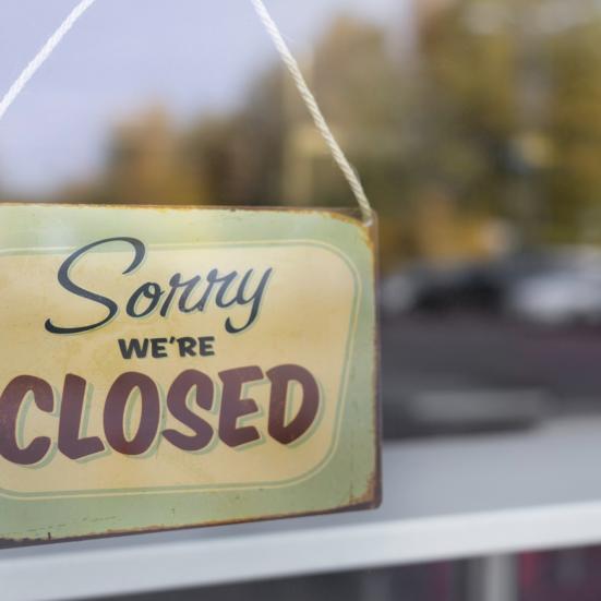 Billedet viser et skilt hvorpå der står "Sorry we're closed"