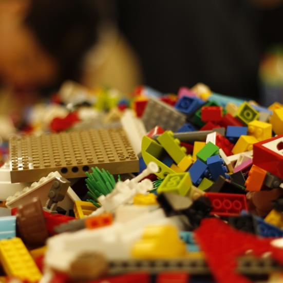Billedet forestiller en masse forskellige LEGO-klodser.