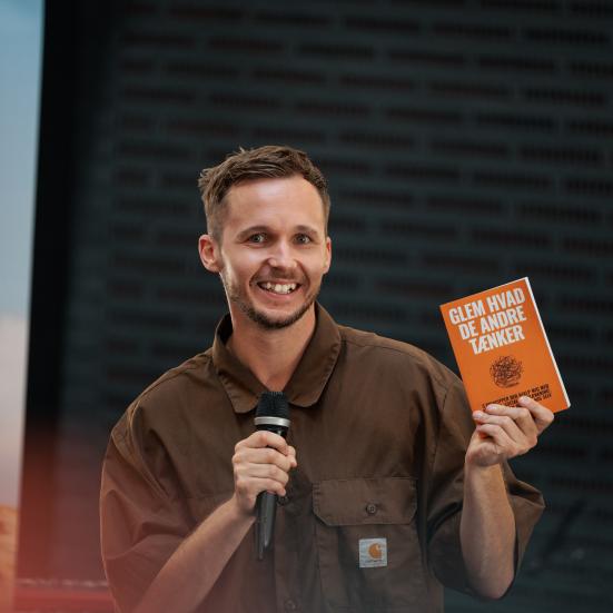 Billedet forestiller Daniel Malan med bogen Glem hvad de andre tænker.