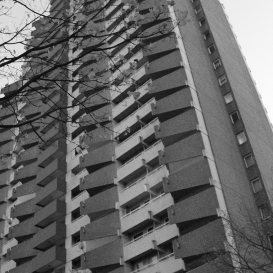 Beton boligblok i gråvejt