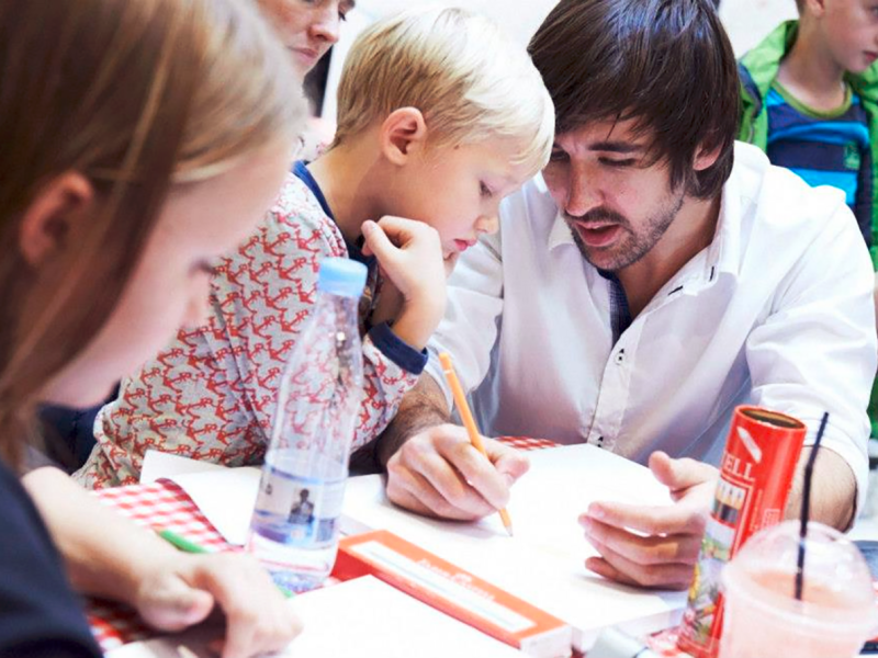 billede af børn der lærer at tegne