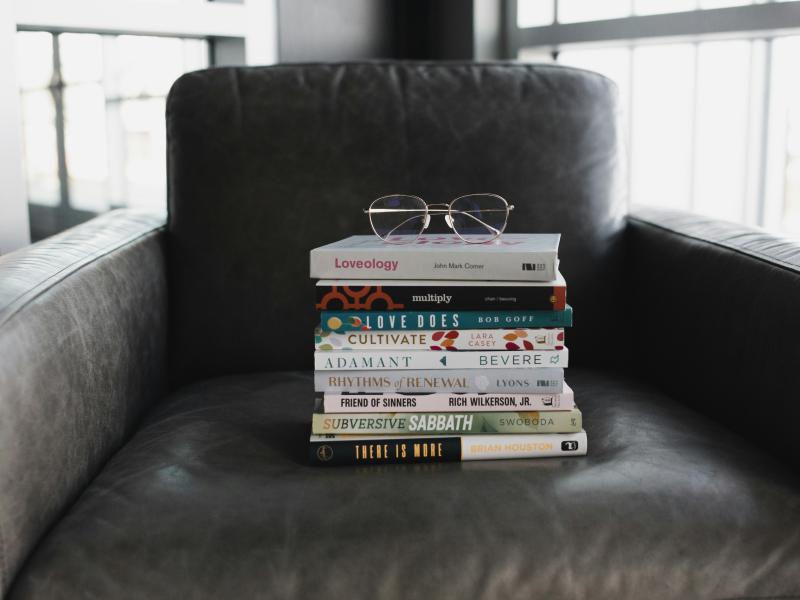 Billede af bøger i stol