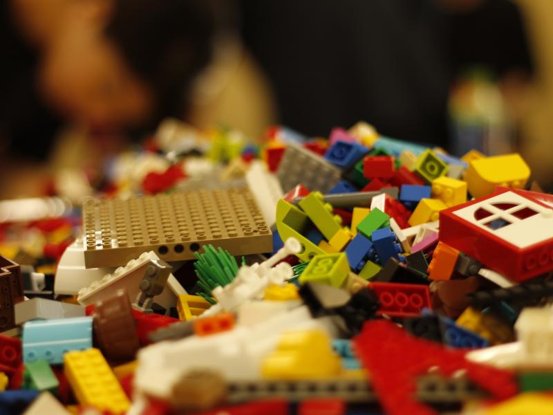 Billedet forestiller en masse forskellige LEGO-klodser.