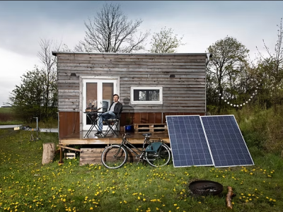 billede af et tiny house på en græsmark