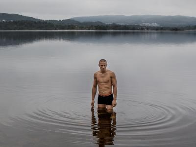 billede af mand iklædt badebukser i sø
