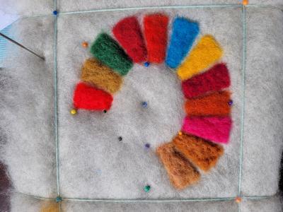 Billede af verdensmålstæppet under produktion