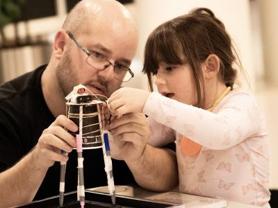 Far og datter bygger en kreativ robot
