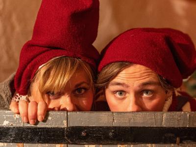 billede af to med nissehue der kigger op af en tønde