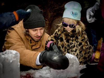 billede af barn med voksen der arbejder med frossen isblok