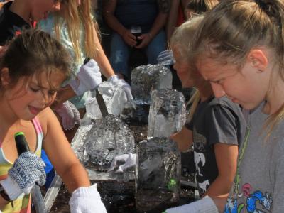 billede af børn der hugger i isblokke