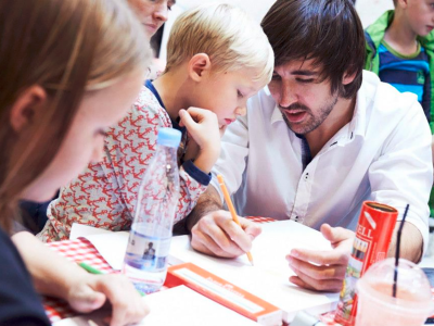 billede af børn der lærer at tegne