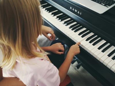 Billede af barn der spiller piano