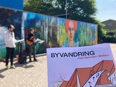 Billedet viser en byvandring i Brande med Operaen i Midten.