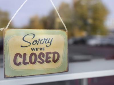 Billedet viser et skilt hvorpå der står "Sorry we're closed"
