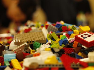 Billedet forestiller en masse forskellige LEGO-klodser.