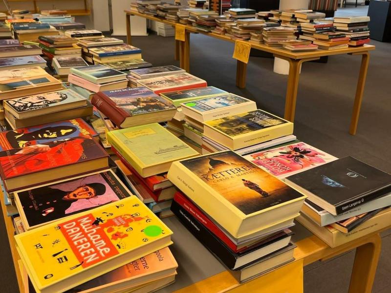 Billede af bibliotekets bogsalg