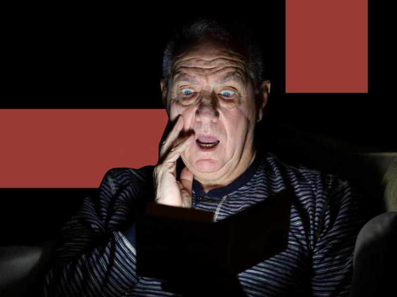 En mand læser en uhyggelig historie på hans tablet. 