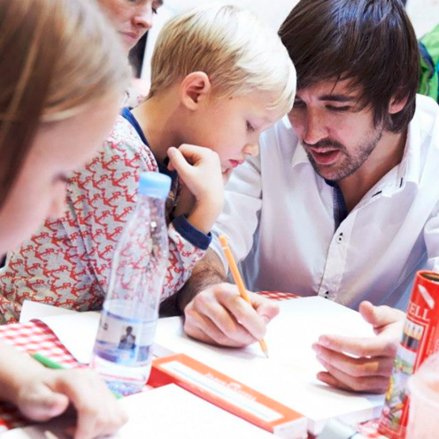 billede af børn der lærer at tegne