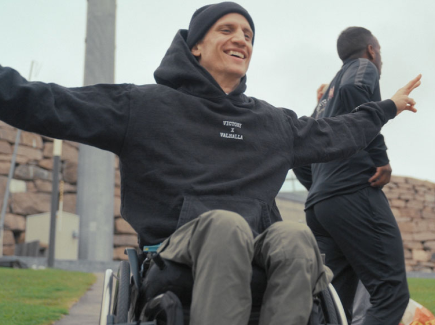 billede af i smilende mand i kørestol