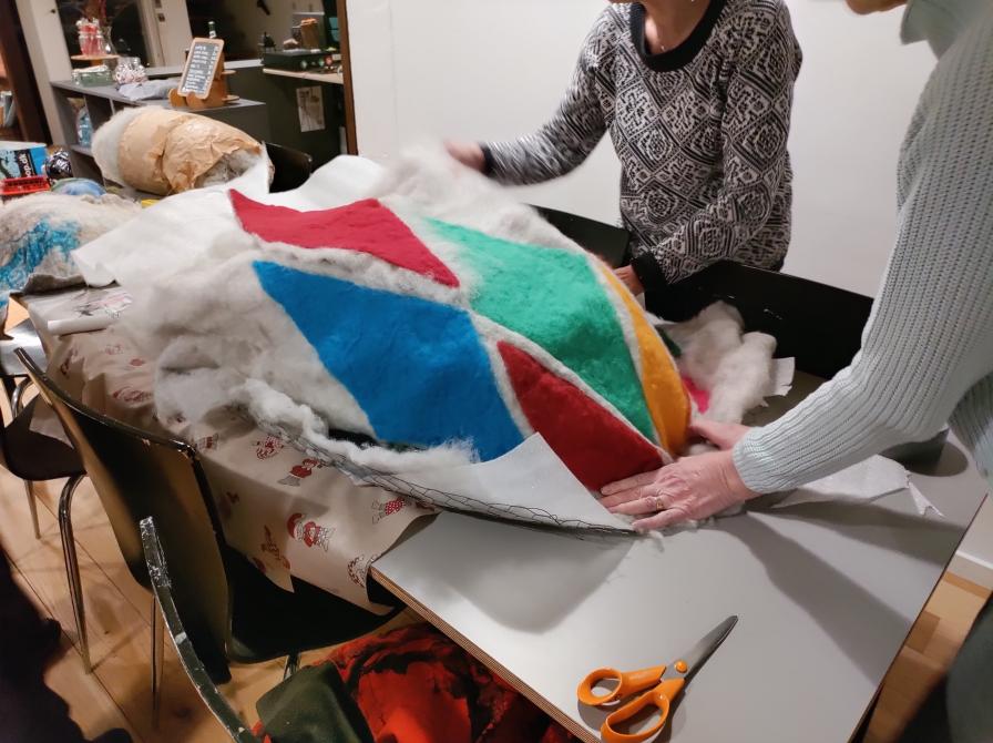 Billede af verdensmålstæppet under produktion