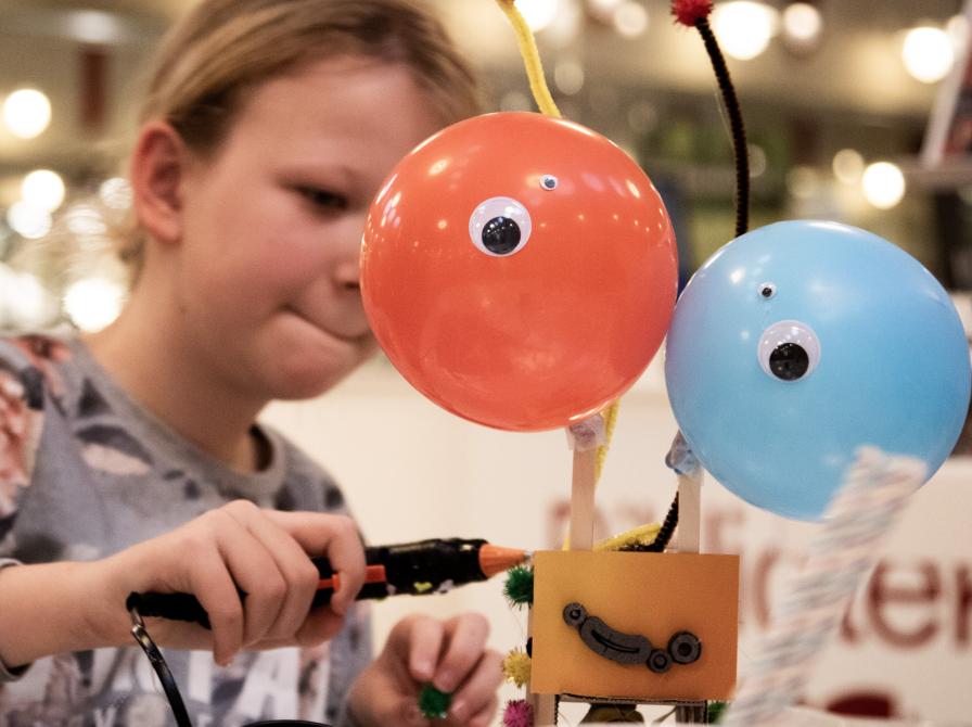 Pige bygger kreativ robot