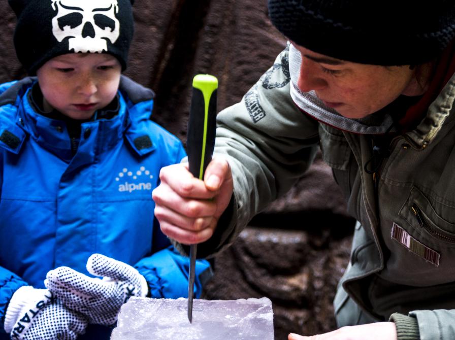 billede af børn der arbejder med en isblok
