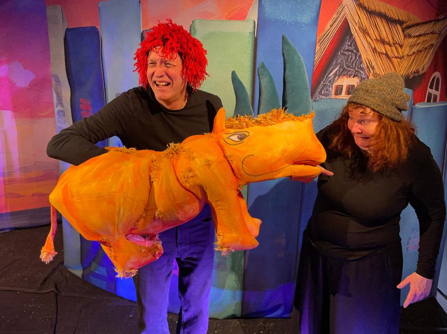 billede af en to mennesker med en gul næsehornsdukke
