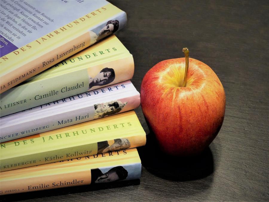 En stak bøger og et æble