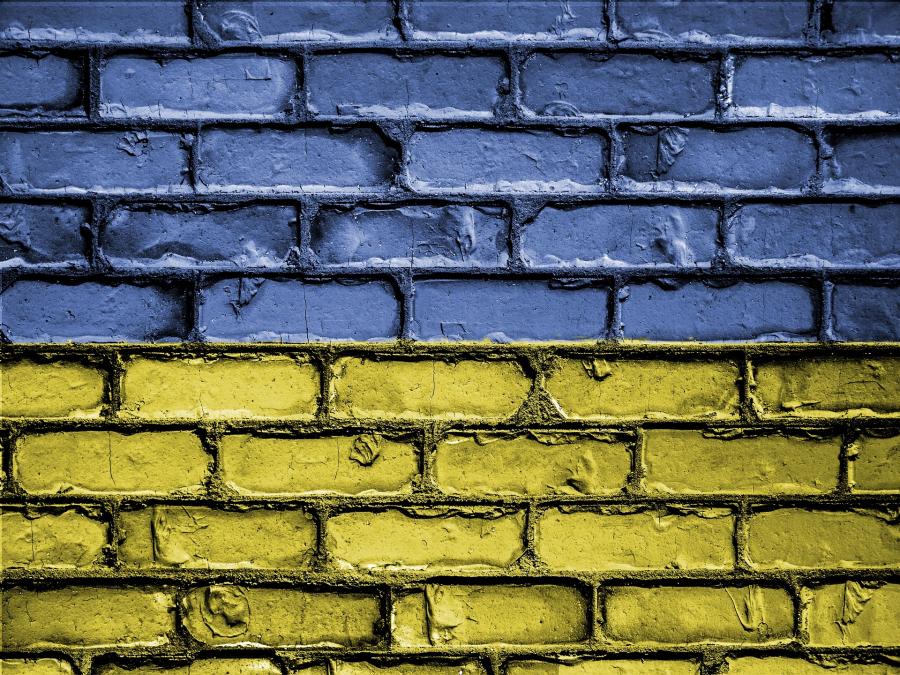 Billedet viser en mur i Ukraines flagfarver.