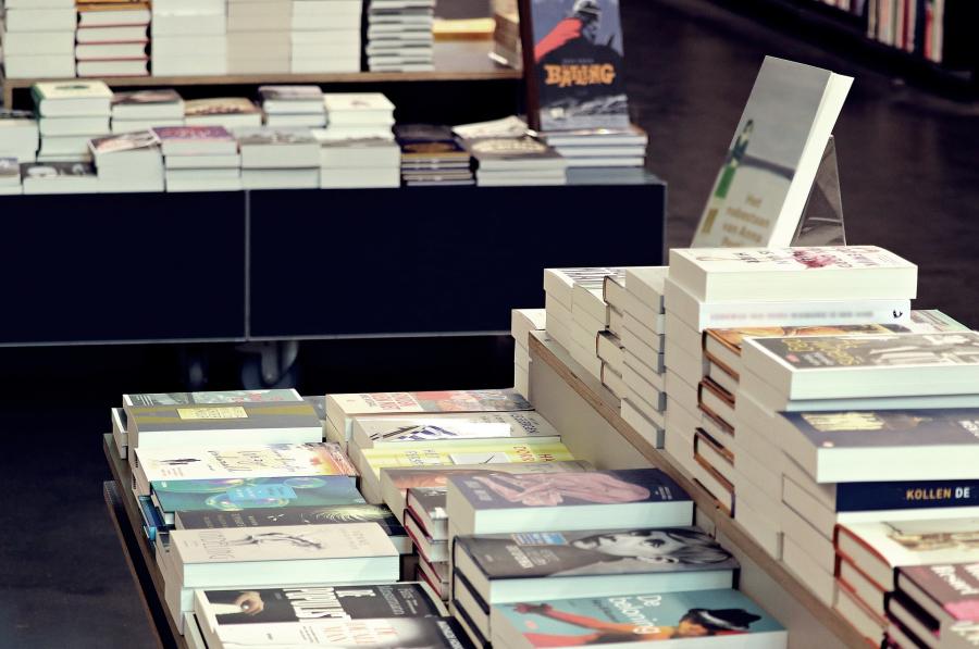 Billedet viser et bord med udstillede bøger