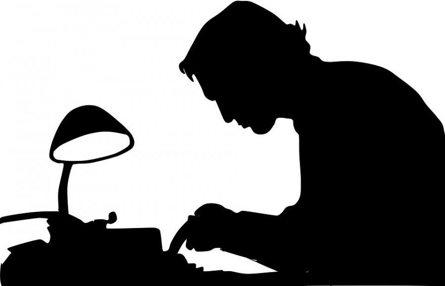 Silhouette af en mand, der skriver på en skrivemaskine